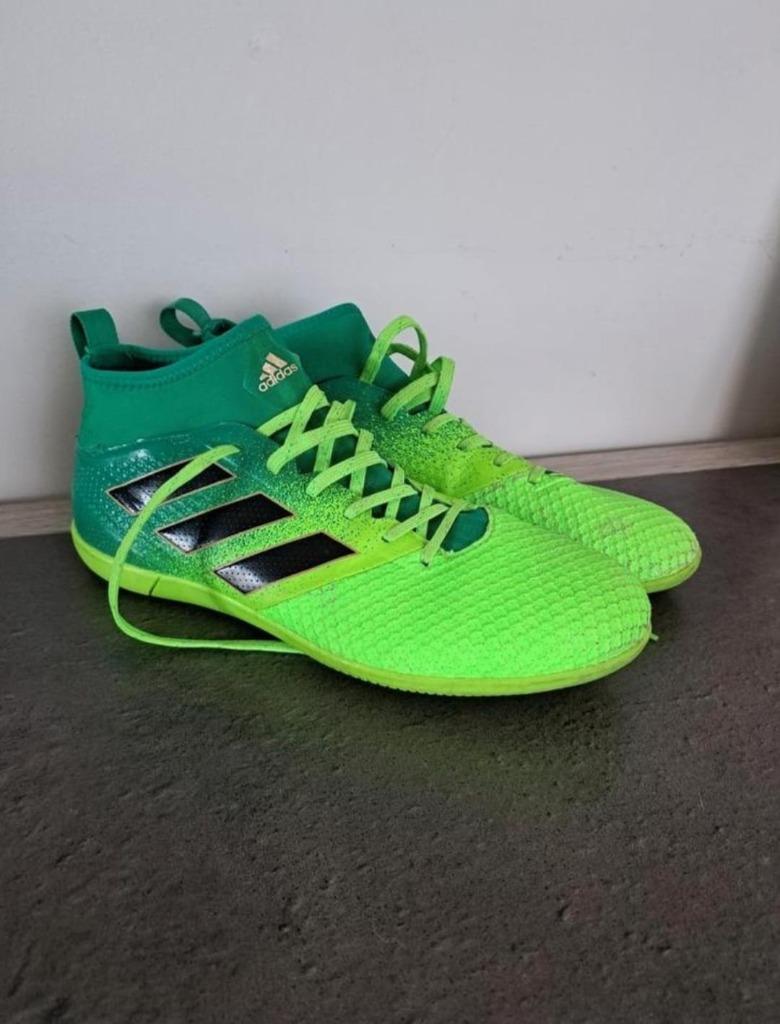 ADIDAS FUTSAL/INDOOR SOCCER (44), Sports & Fitness, Enlèvement, Comme neuf