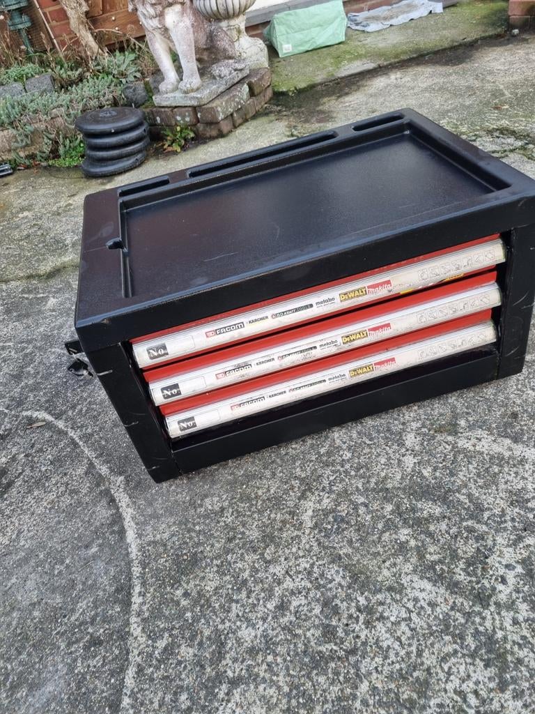 Servante 3 tiroirs 68 cm sur 45 cm hauteur 38cm avec clef, Ophalen