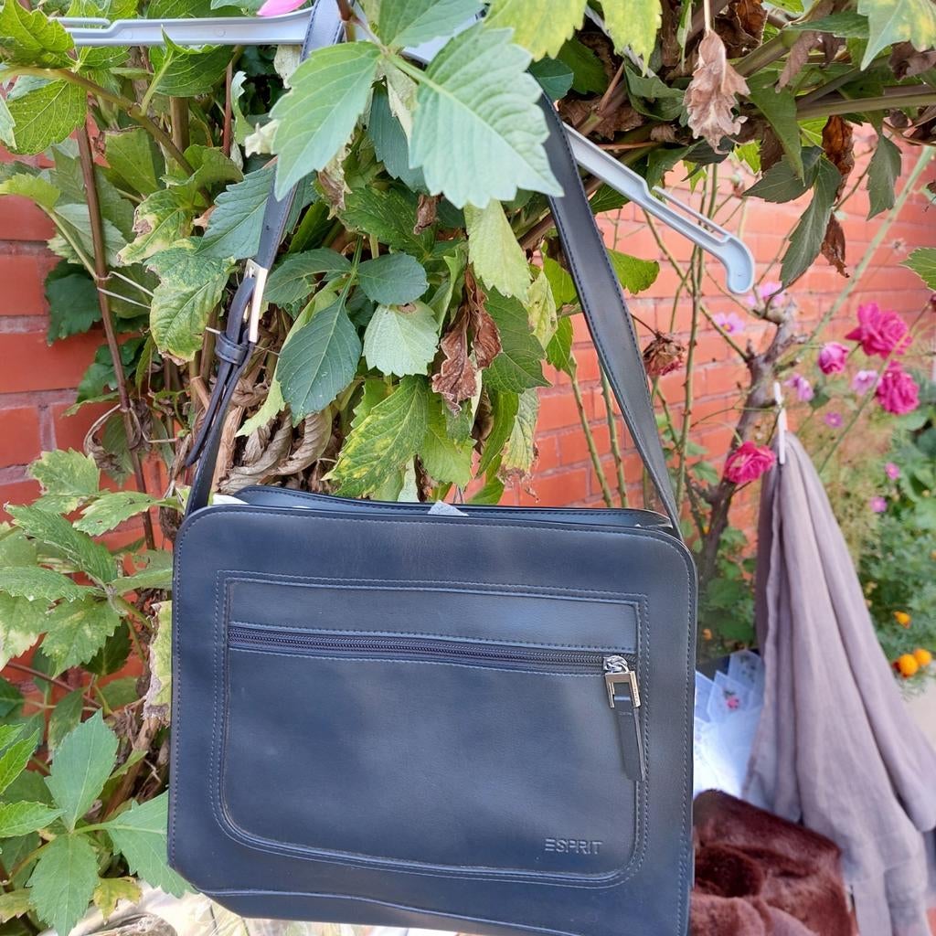 Sac esprit couleur bleue Marine Jamais utilisé, Handtassen en Accessoires, Tassen | Schoudertassen, Ophalen, Zo goed als nieuw