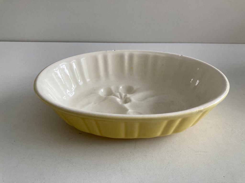 Vintage oude puddingvorm wit/geel in porselein, Ophalen of Verzenden