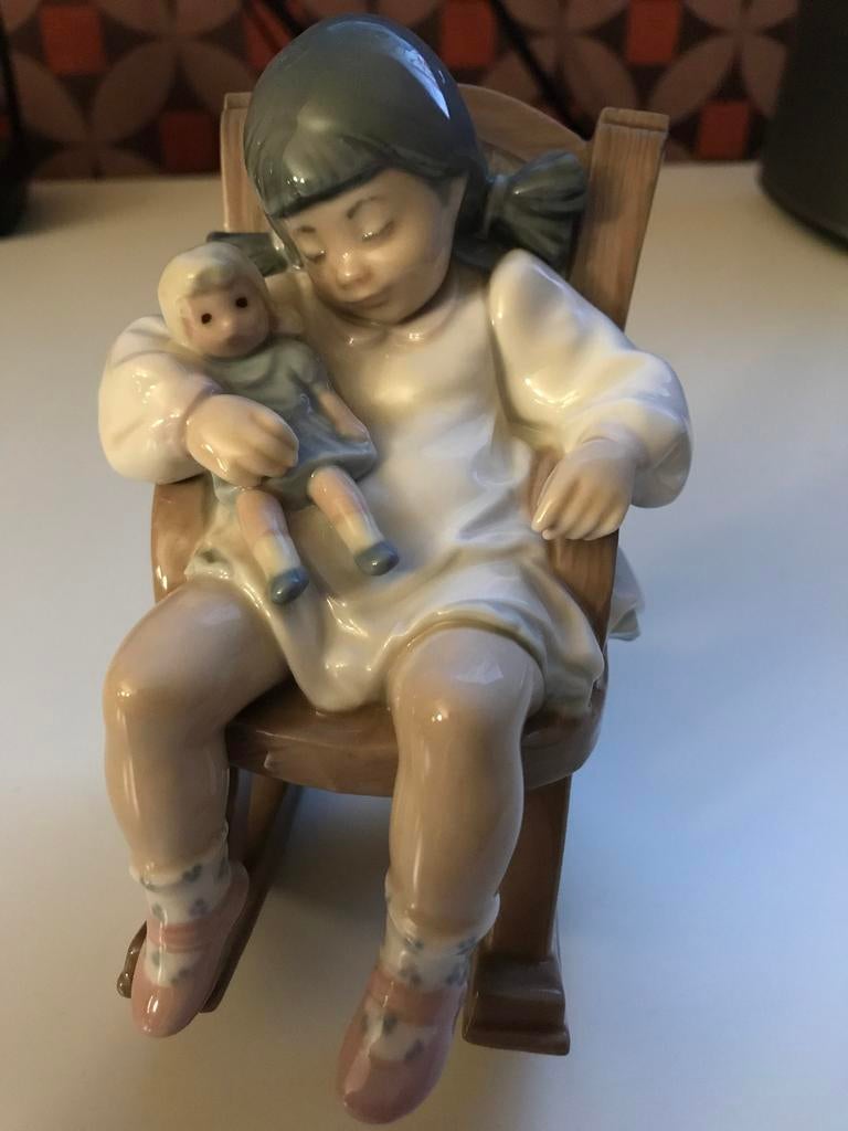 Figurine en porcelaine Lladro. Enfant fauteuil à bascule., Collections, Statues & Figurines, Comme neuf, Enlèvement ou Envoi
