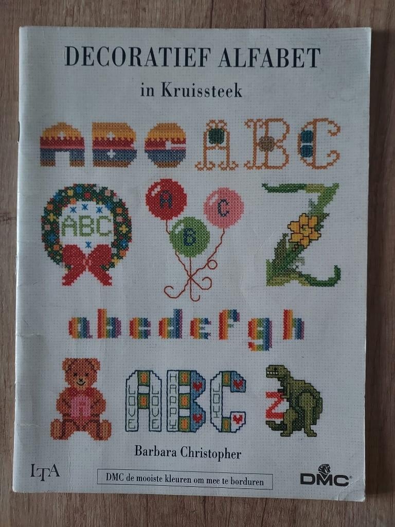 Decoratief Alfabet in Kruissteek - DMC, Ophalen of Verzenden, Gebruikt, Handborduren, Patroon