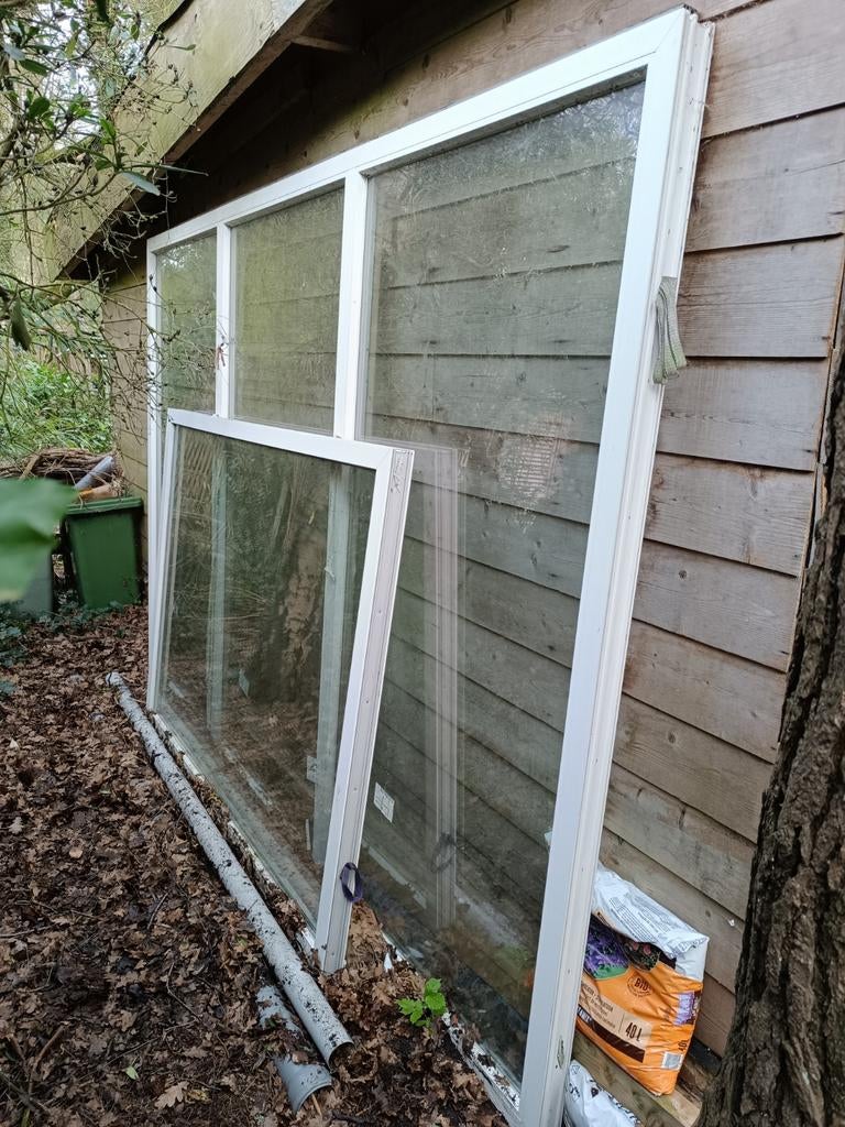 Twee PVC ramen Aluplast klein en groot met dubbel HR glas., Doe-het-zelf en Bouw, Raamkozijnen en Schuifdeuren, Gebruikt, Raamkozijn