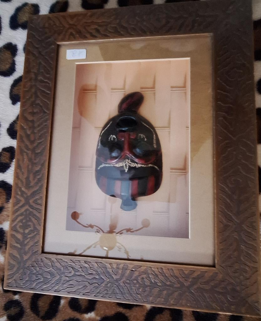 kader met uitheems masker, Ophalen