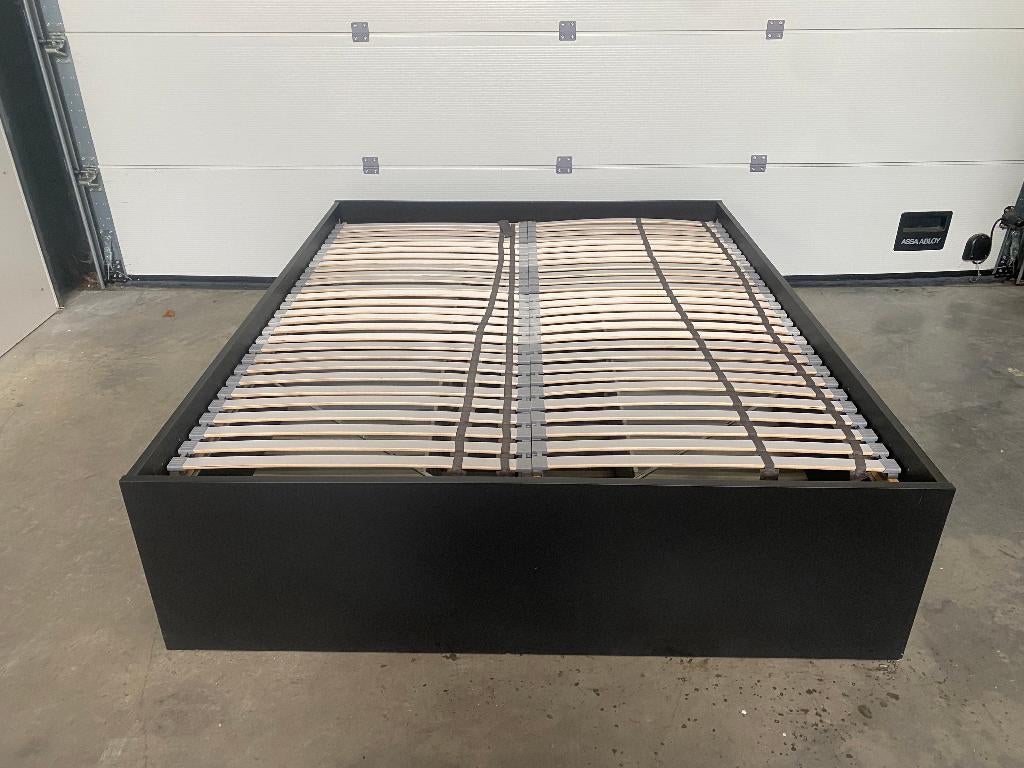 (42) Zwart bed 160 x 200 met onderaan laden, Enlèvement, Comme neuf, Noir