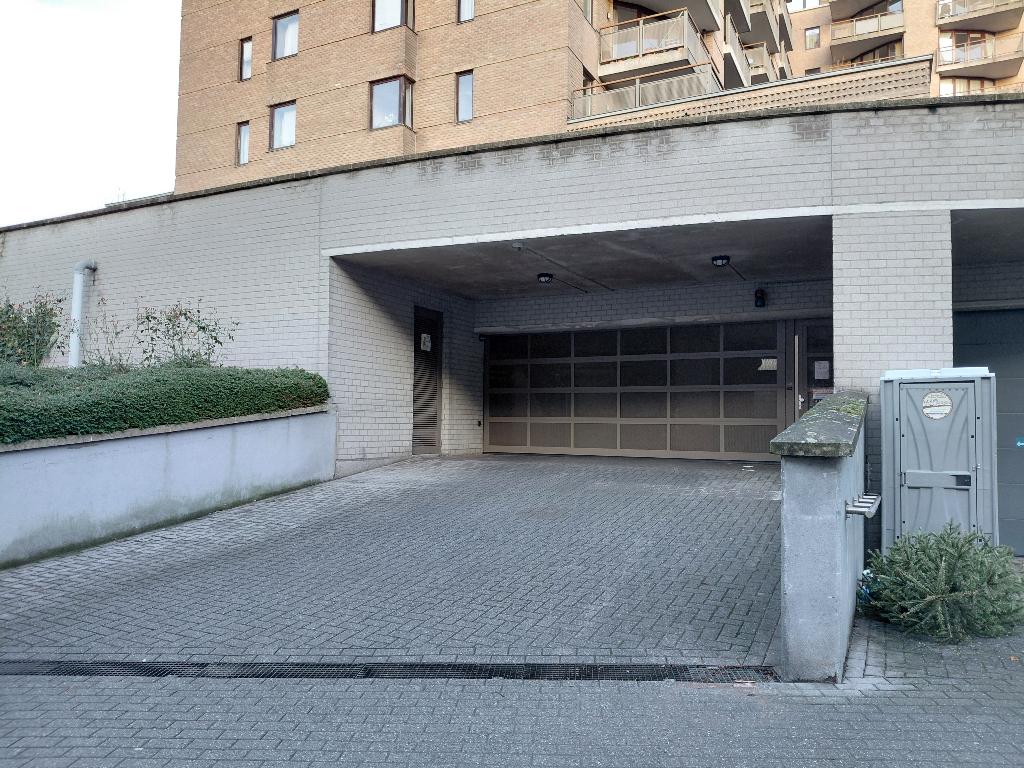 Emplacement voiture à louer Cours Saint Michel 100-Etterbeek, Immo, Garages en Parkeerplaatsen, Brussel