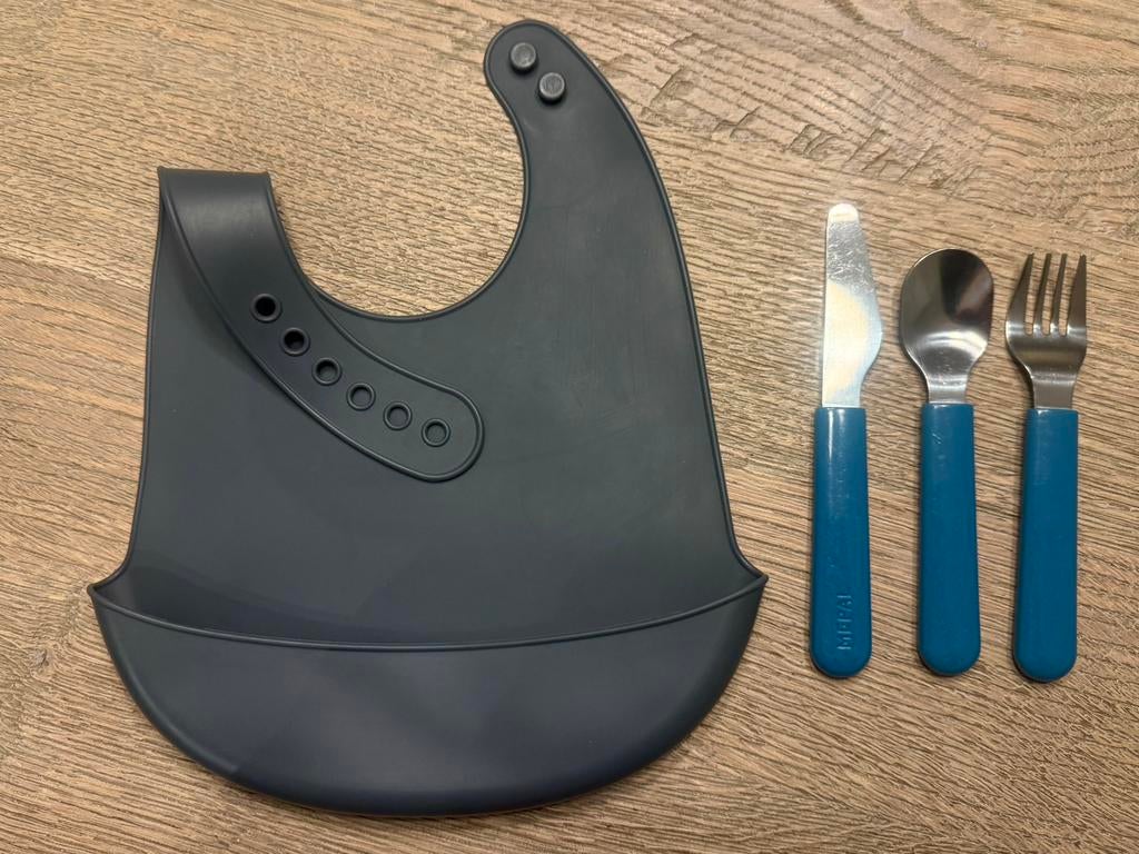 2 siliconen slabbetjes + 2x mepal bestek + “blokken toren”, Kinderen en Baby's, Ophalen