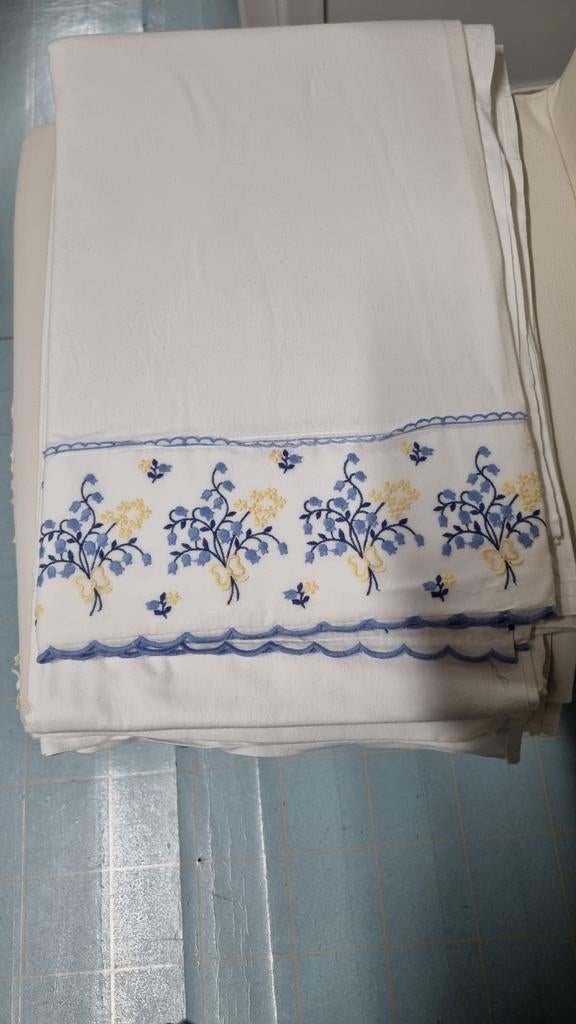 Drap de lit   avec  bord brodé, Huis en Inrichting, Keuken | Textiel, Ophalen of Verzenden