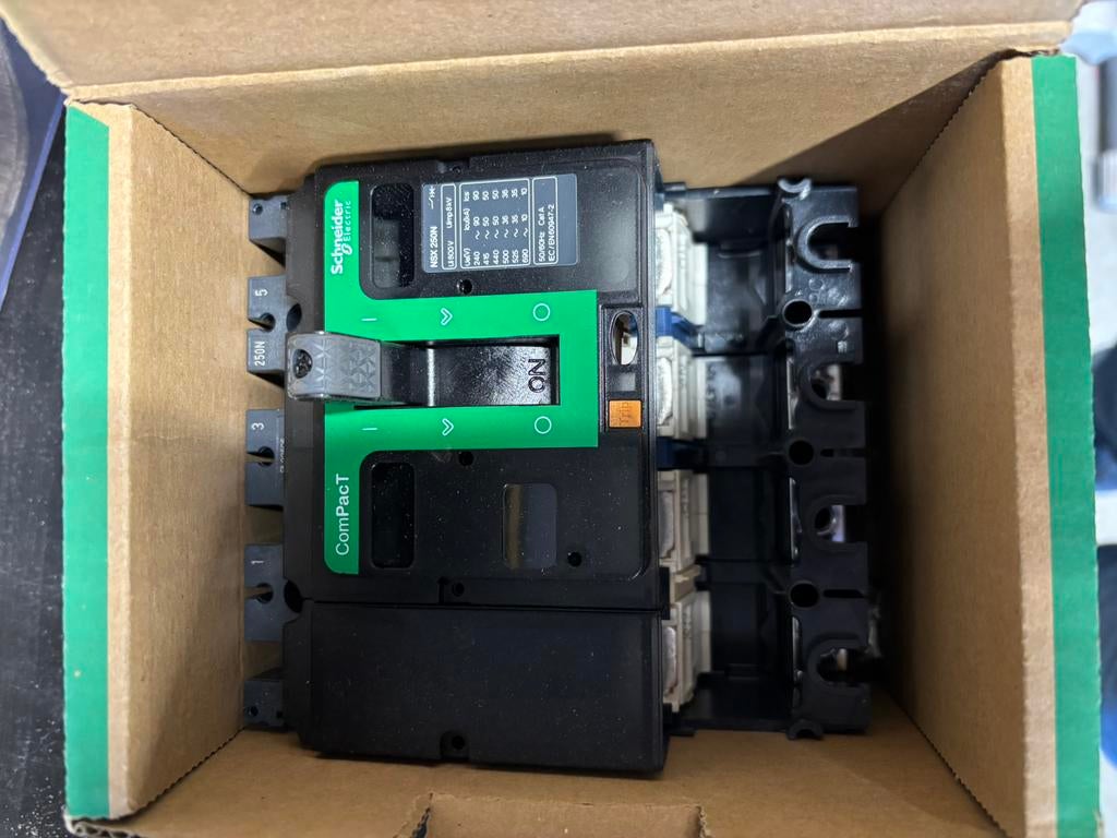 NIEUW: Schakelaar schneider nsx250n 50ka 4p 250A + trip unit, Ophalen, Nieuw, Schakelaar