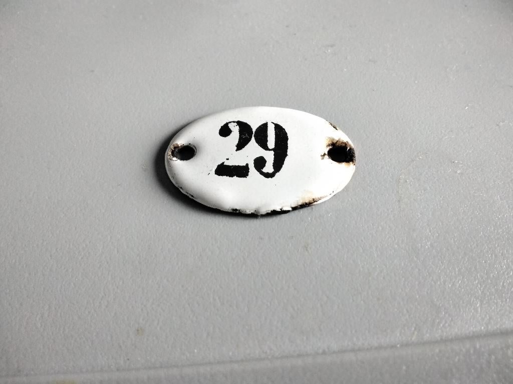 Ancienne petite plaque ovale émaillée de meuble - Nr 29, Antiquités & Art, Enlèvement ou Envoi