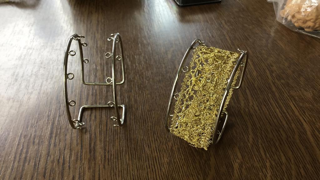 2 armbanden voor kantwerk, Hobby & Loisirs créatifs, Dentelle, Enlèvement, Comme neuf