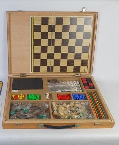Tien in een speeldoos. Inclusief schaakspel en nog veel meer, Ophalen of Verzenden