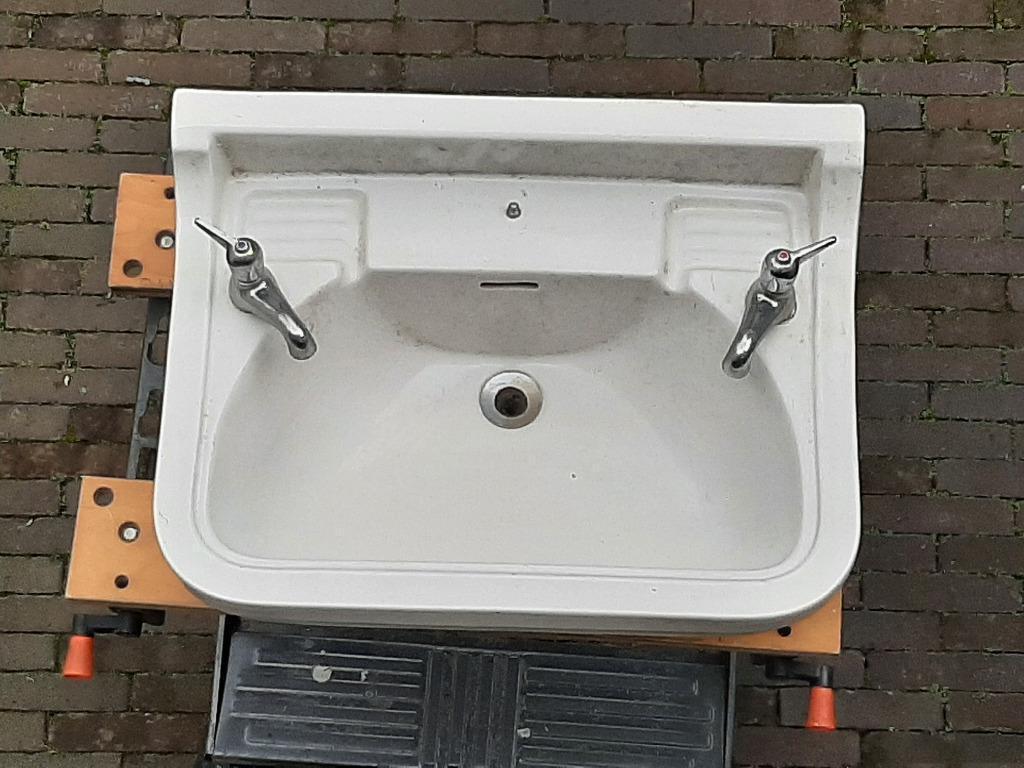 Vintage wastafel zonder de art-deco kranen, Huis en Inrichting, Badkamer | Badkamermeubels, Gebruikt, Wasbak of Wastafel, 50 tot 100 cm