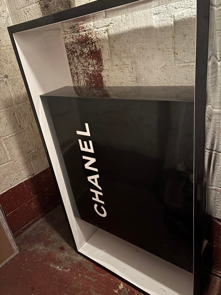 Panneau box publicitaire Chanel encadrement, Enlèvement, Utilisé
