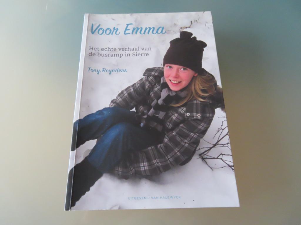 NIEUWSTAAT / Voor Emma (busramp in Sierre) - Tony Reynders, Livres, Tony Reynders, Enlèvement ou Envoi, Autre, Comme neuf