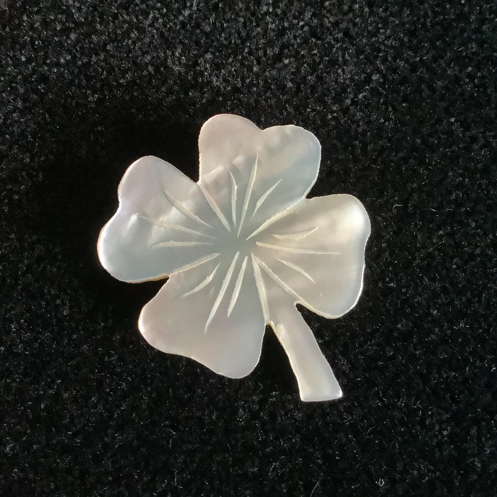 Mooie vintage geluksbroche parelmoer klavertje 4, Handtassen en Accessoires, Broches, Koper, Overige kleuren, Minder dan 4 cm