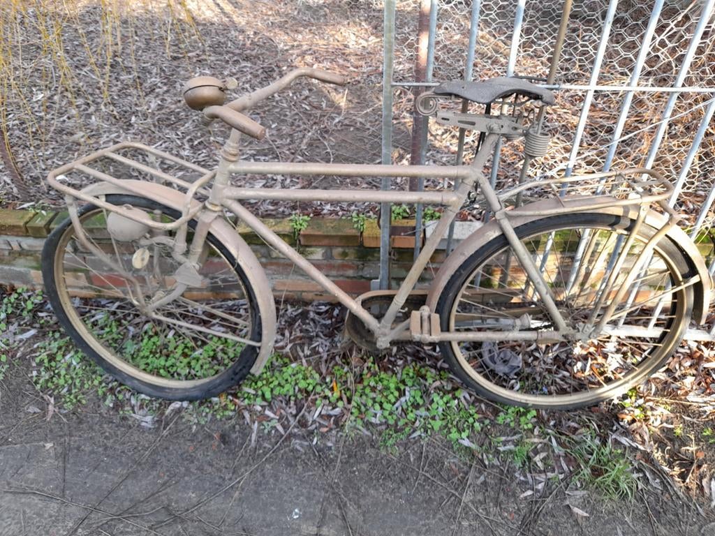 Fiets van tijdens de 2 de wereldoorlog voor opmaak, Enlèvement