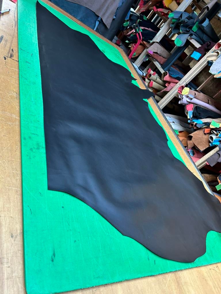 Zwarte kleur kalfs halve huid 1.5 mm dik iets stug lap A-39, Enlèvement ou Envoi, Comme neuf