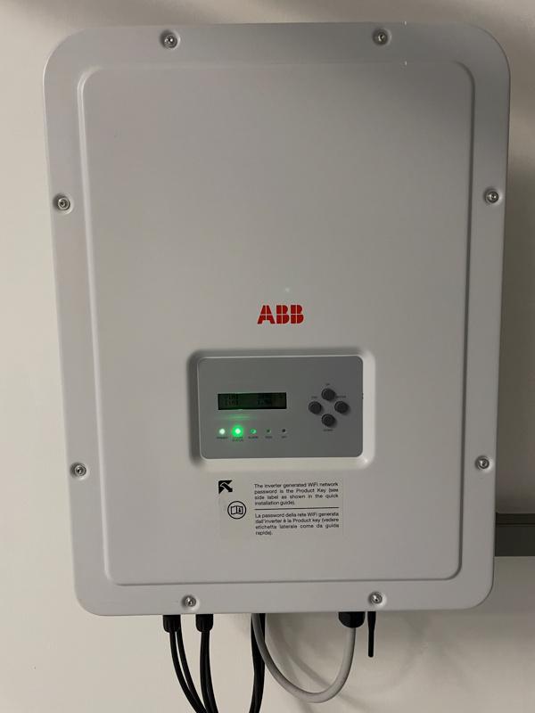 Omvormer ABB  4,6Kwh, Doe-het-zelf en Bouw, Zonnepanelen en Toebehoren, Ophalen, Zo goed als nieuw, Compleet systeem, 200 wattpiek of meer