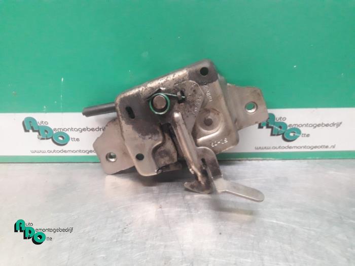 Slotmechaniek Motorkap van een Renault Clio (Clio 3 06-), Auto-onderdelen, Carrosserie, Renault, Gebruikt, 3 maanden garantie