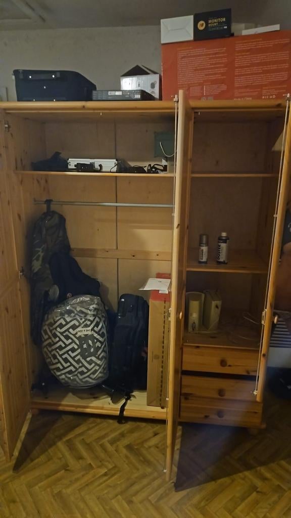 Garde robe 3 portes en pin, Enlèvement, Pin