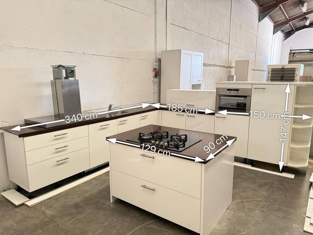 #15 Uitgeruste keuken met centraal eiland, Huis en Inrichting, Ophalen, Crème, Composiet, Met kookeiland