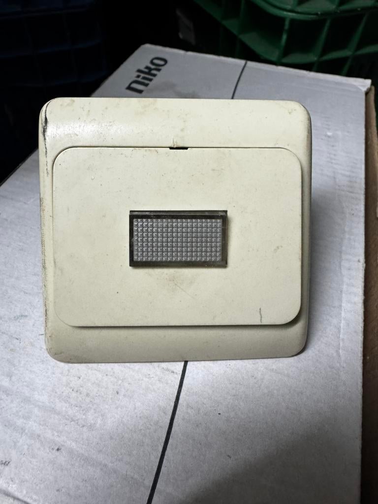 Interrupteur Niko pr 20, Enlèvement, Comme neuf