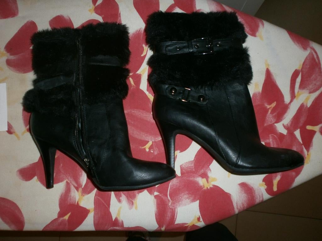 Bottillons noirs à fourrure et talons 41 NEUFS, Neuf, Enlèvement ou Envoi, Boots et Botinnes, Noir
