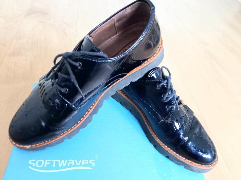 ALS NIEUW! TRENDY BLAUWE HOOGGLANS SCHOENEN (60€ ipv 150€), Kleding | Dames, Schoenen, Schoenen met lage hakken, Blauw, Ophalen of Verzenden