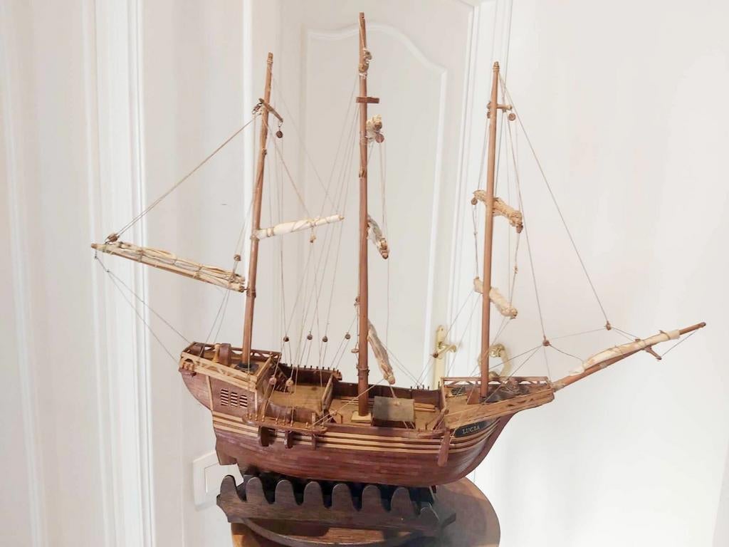 Grande maquette de bateau en bois Lucia. Excellent état Long, Enlèvement ou Envoi
