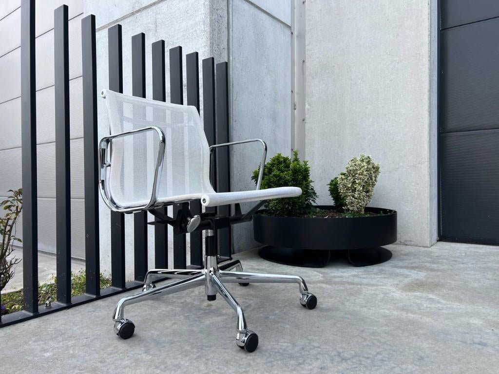 Vitra Eames EA117 netweave bureaustoelen, 3x, Huis en Inrichting, Bureaustoelen, Zo goed als nieuw, Bureaustoel, Wit, Verzenden