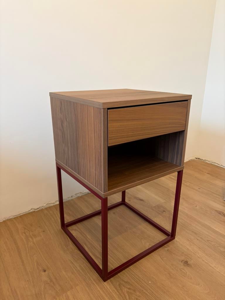 Ikea Vikhammer walnoot (2 stuks), Huis en Inrichting, Slaapkamer | Nachtkastjes, Ophalen, Minder dan 45 cm, Nieuw, 55 tot 70 cm