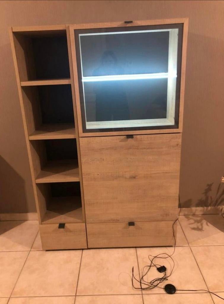 Vitrinekast met LED-verlichting in perfecte staat!, Ophalen