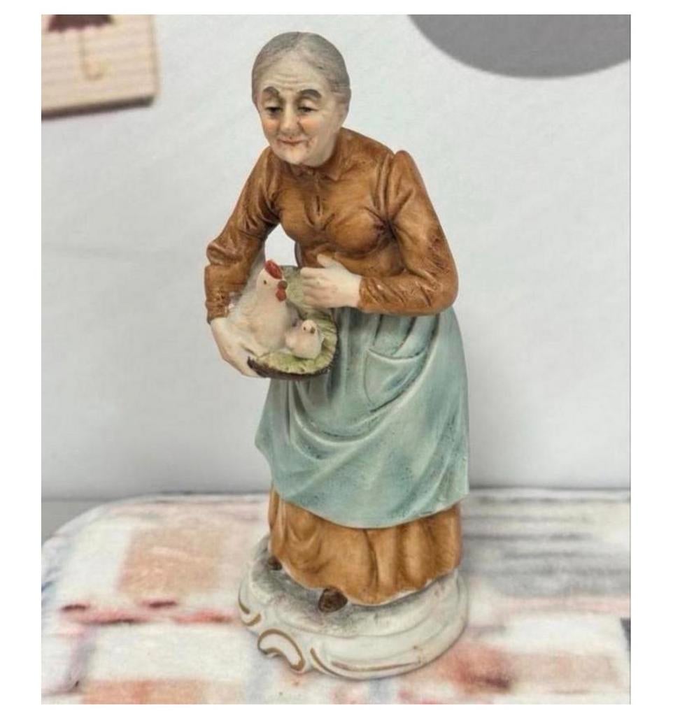 Vintage Porseleinen beeldje Oude vrouw met kip porselein, Ophalen of Verzenden, Zo goed als nieuw, Mens
