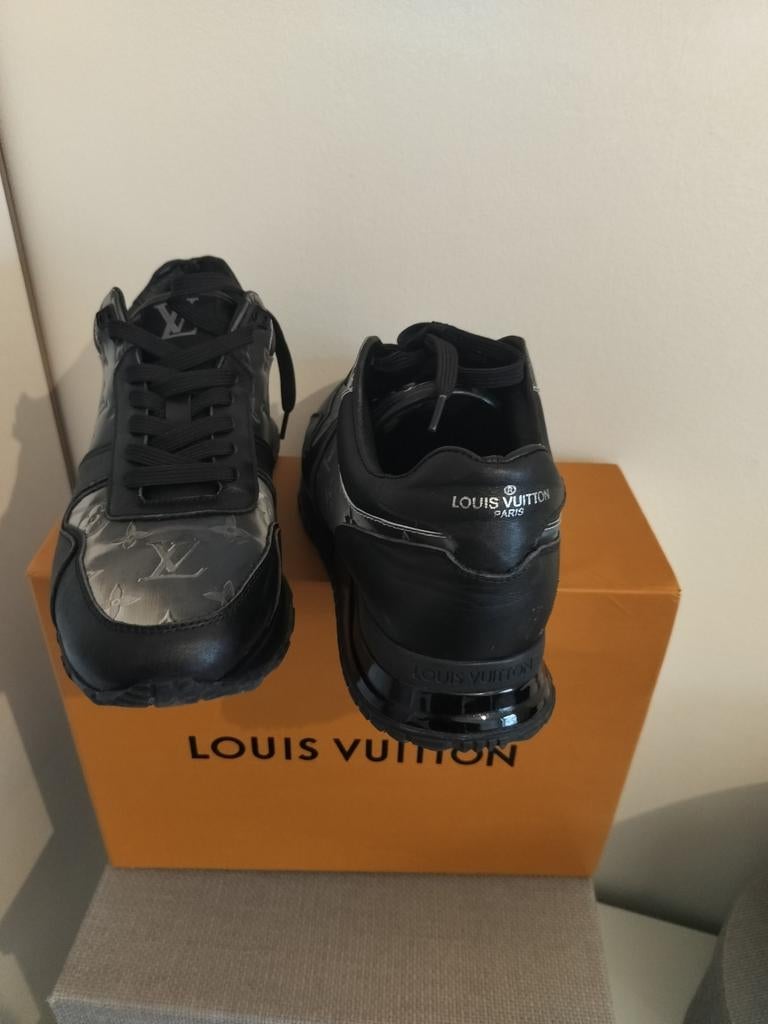 LV sneaker 43, Enlèvement