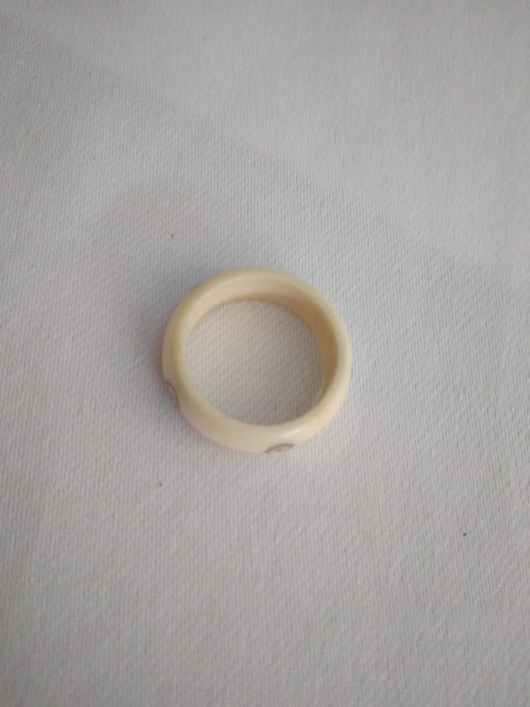 Bague vintage en faux ivoire des années 70, Bijoux, Sacs & Beauté, Bagues, Neuf, Enlèvement ou Envoi, Plus petit que 17, Synthétique