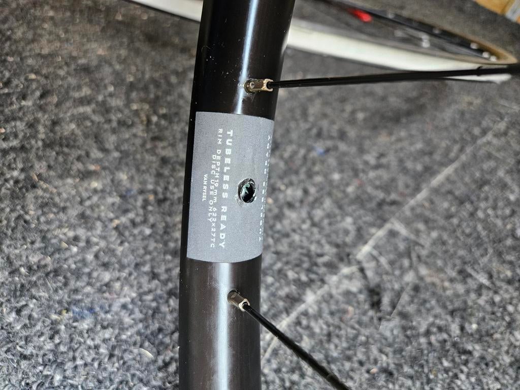 Van Rysel voorwiel 700C – tubeless ready – schijfrem, Ophalen