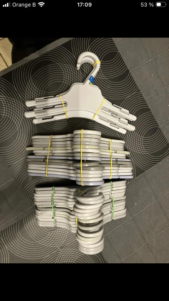 Lot de 34 cintres pour vêtements bébé, Vêtements | Femmes, Cintres, Enlèvement, Comme neuf