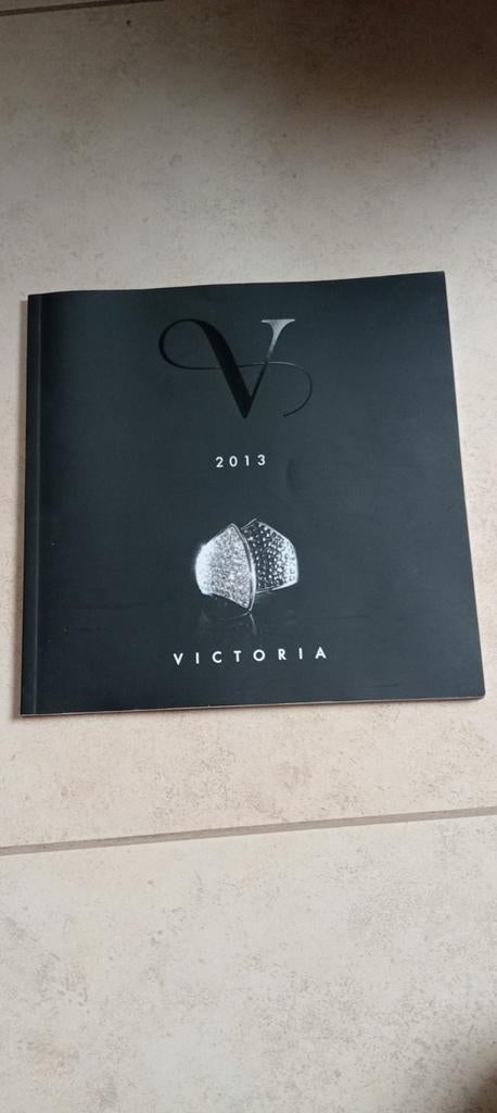 Catalogue de bijoux Victoria 2013 + collection temporaire, Enlèvement ou Envoi, Comme neuf