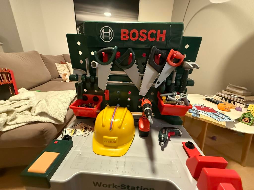 Etabli bosh pour enfants avec scie, tournevis, foreuses, vis, Enfants & Bébés, Enlèvement, Utilisé