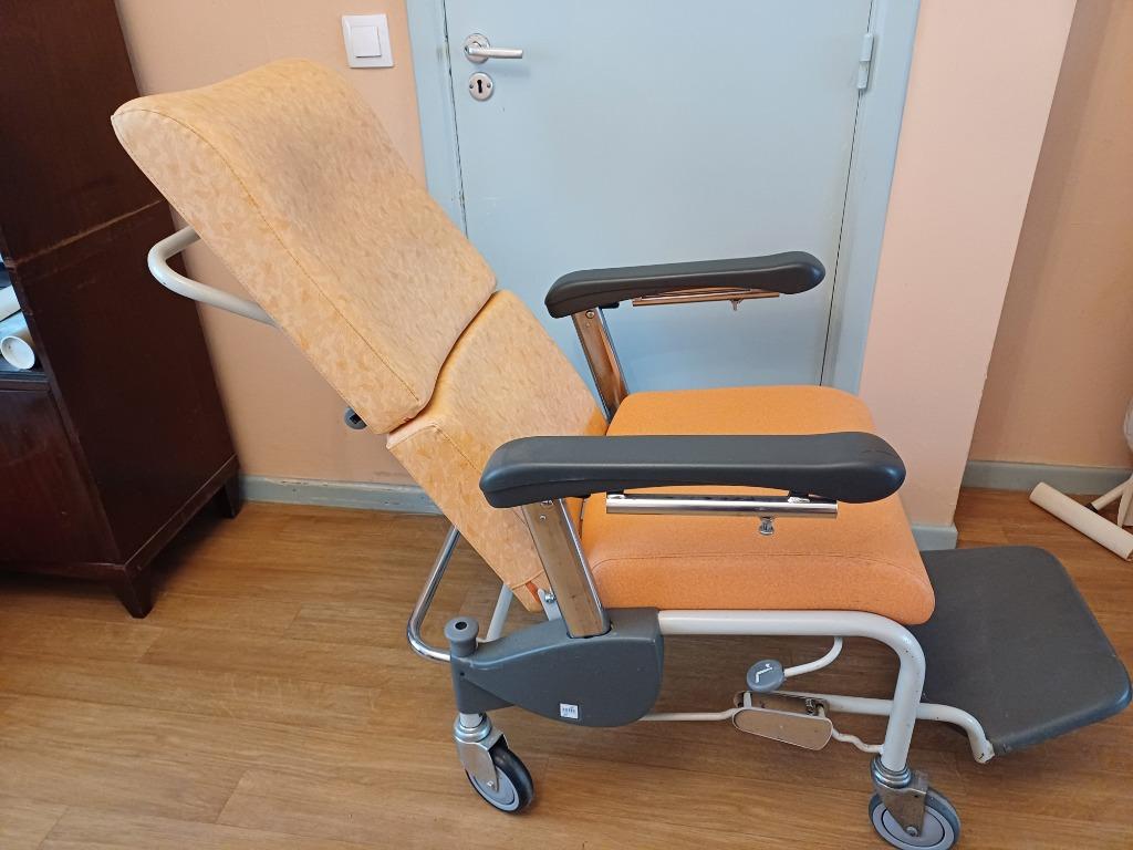 Fauteuil médicale roulante avec frein et repose pieds, Divers, Chaises roulantes, Enlèvement, Utilisé, Fauteuil roulant à pousser