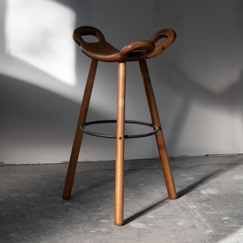 1 tabouret de bar de Confonorm - Sergio Rodrigues Marbella, 1 tabouret, Utilisé, Bois, Avec repose-pieds