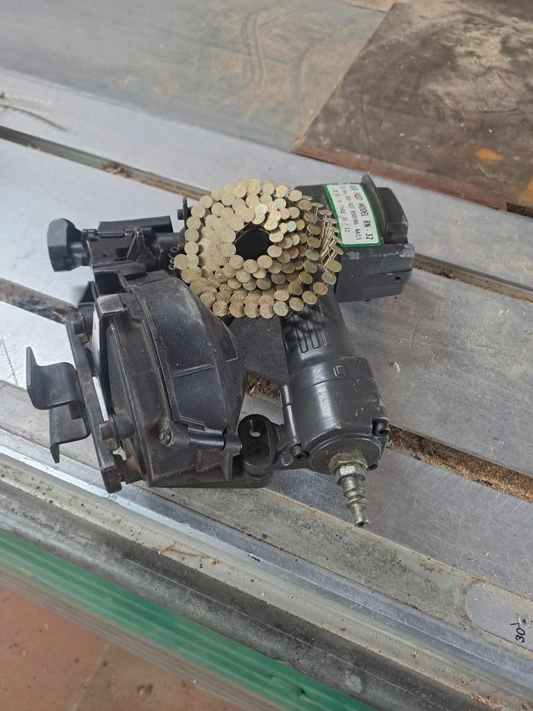 Asfalt nagelpistool op spoel, Ophalen