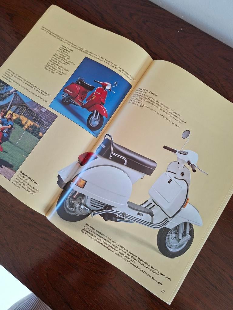 Vespa folder, Ophalen of Verzenden