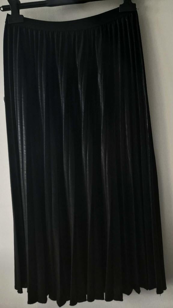 Satijnen zwarte plissé rok, Vêtements | Femmes, Taille 38/40 (M), Enlèvement ou Envoi, J&S Millenium, Comme neuf