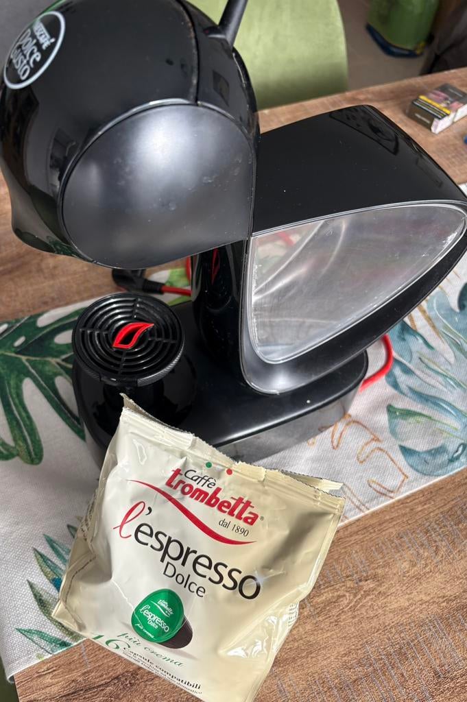 Machine à café Dolce Gusto – noire – en parfait état, Machine à espresso, Réservoir d'eau amovible, Dosettes et capsules de café