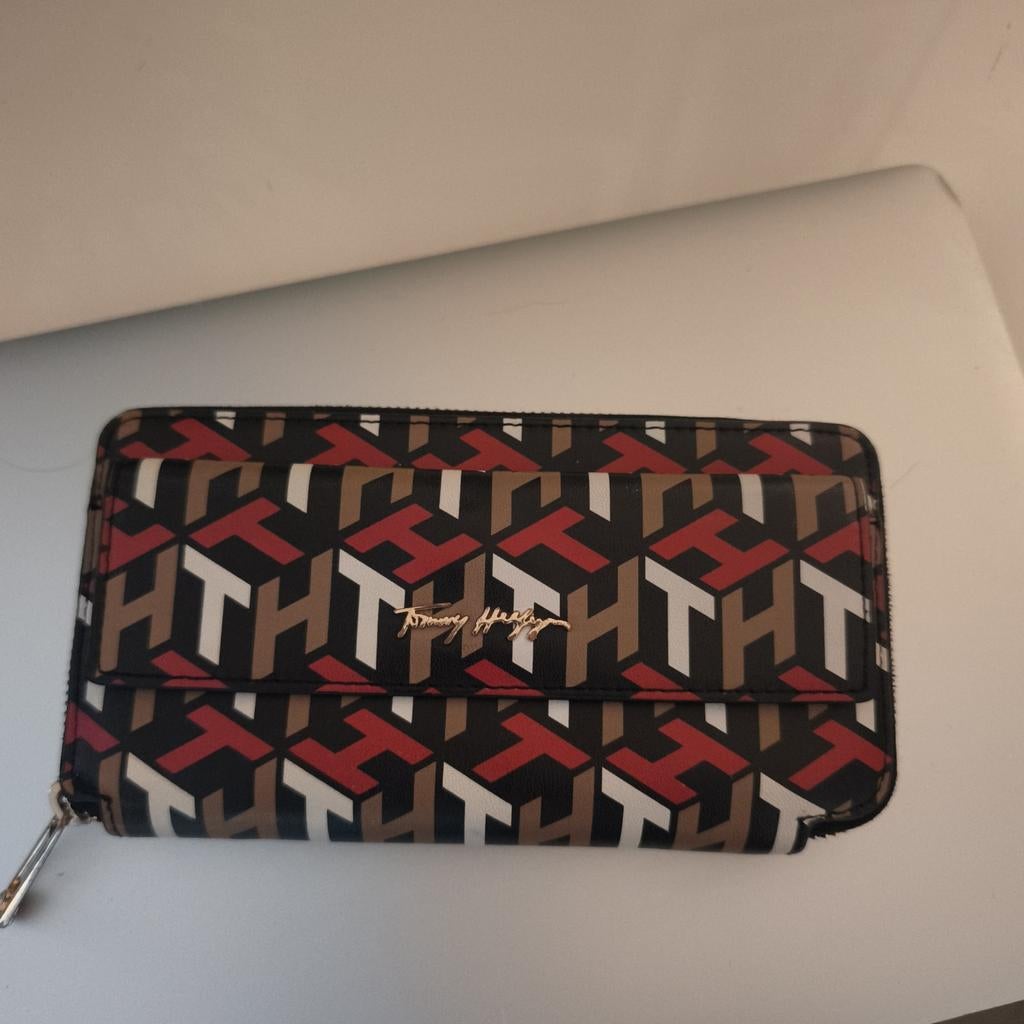 Grand portefeuille Tommy Hilfiger, nouveau, noir, blanc, rou, Enlèvement ou Envoi, Rouge