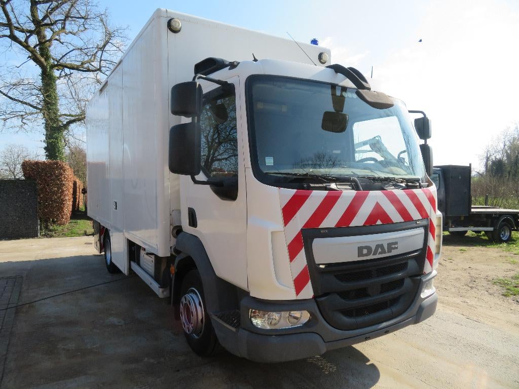 DAF LF180 - ingericht - 2014 - €6d, Auto's, Bestelwagens en Lichte vracht, 4 deurs, 4 cilinders, 131 kW, Wit