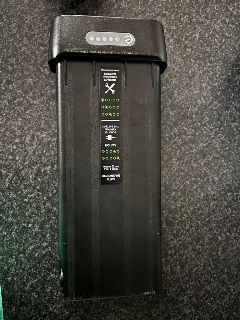 Fiets batterij. Met oplader er bij, Fietsen en Brommers, Ophalen, Zo goed als nieuw