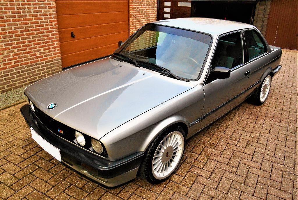 BMW E30 in perfecte staat met onderhoudsboekje 136000KM, Auto's, 4 cilinders, Handgeschakeld, Grijs, Particulier